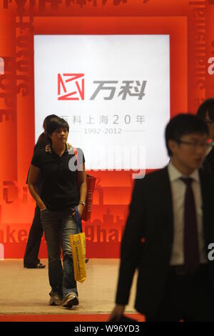 - - Datei - Eigenheimkäufer besuchen Sie den Stand von Vanke während einer Immobilien Messe in Shanghai, China, 5. Oktober 2012. China Vanke Co., der größte Entwickler von Stockfoto