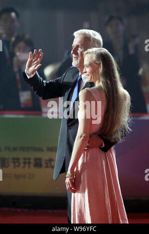 Kanadische Filmregisseur und Produzent James Cameron und seine Frau Suzy Amis sind abgebildet auf dem roten Teppich vor der Eröffnungsfeier für die 2 Beij Stockfoto