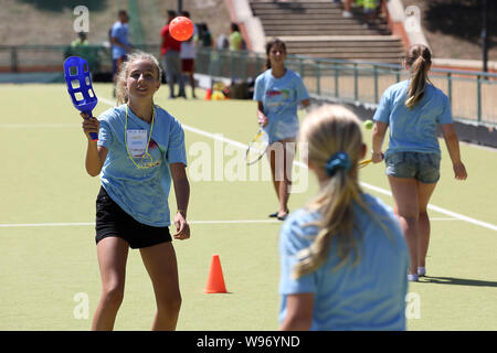 Lissabon, Portugal. 12 Aug, 2019. Menschen nehmen an Aktivitäten während der Internationalen Tag der Jugend am Jamor National Sports Centre in Lissabon, Portugal, am 12.08.2019. Die Vereinten Nationen haben das Thema "Veränderungen im Bildungswesen" für die Gedenkfeiern zum Internationalen Tag der Jugend 2019 eingestellt. Credit: Pedro Fiuza/Xinhua Stockfoto