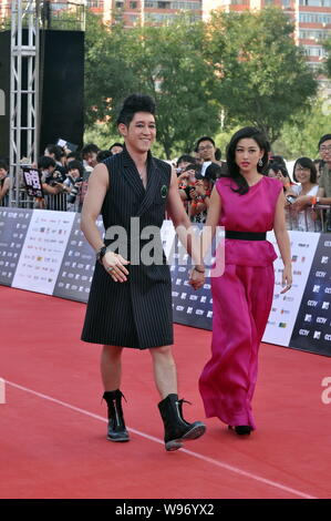 Chinesische Schauspielerin Zhu Zhu, rechts, Freundin von Juventus FC Eigentümer Lapo Elkann und Taiwanesische TV host Andy Chen kommen für die 11 CCTV-MTV Music Award Stockfoto