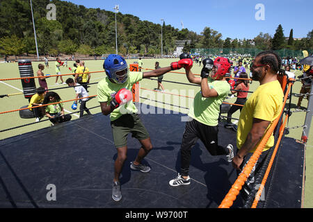 Lissabon, Portugal. 12 Aug, 2019. Menschen nehmen an Aktivitäten während der Internationalen Tag der Jugend am Jamor National Sports Centre in Lissabon, Portugal, am 12.08.2019. Die Vereinten Nationen haben das Thema "Veränderungen im Bildungswesen" für die Gedenkfeiern zum Internationalen Tag der Jugend 2019 eingestellt. Credit: Pedro Fiuza/Xinhua Stockfoto