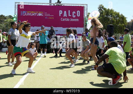 Lissabon, Portugal. 12 Aug, 2019. Menschen nehmen an Aktivitäten während der Internationalen Tag der Jugend am Jamor National Sports Centre in Lissabon, Portugal, am 12.08.2019. Die Vereinten Nationen haben das Thema "Veränderungen im Bildungswesen" für die Gedenkfeiern zum Internationalen Tag der Jugend 2019 eingestellt. Credit: Pedro Fiuza/Xinhua Stockfoto