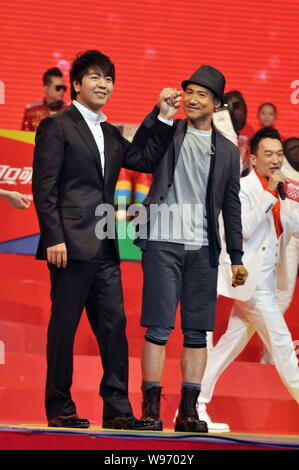 Chinesische Pianist Lang Lang, Links, und Hong Kong Sängerin Jacky Cheung, Mitte, halten Sie die Hände in einer Zeremonie von Coca-Cola eine Olympische Theme song zu lösen Stockfoto