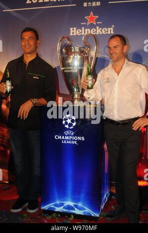 Ehemalige niederländische Fußball-Stars Ruud Gullit (L) und Ronald De Boer Pose während einer fördernden Tätigkeit für die Trophäe der UEFA Champions League in Shanghai, C Stockfoto