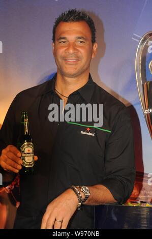 Ehemalige niederländische Fußballstar Ruud Gullit stellt während einer fördernden Tätigkeit für die Trophäe der UEFA Champions League in Shanghai, China, 6. April 2012. Stockfoto