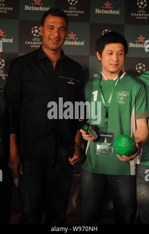 Ehemalige niederländische Fußballstar Ruud Gullit stellt mit einem Ventilator während einer fördernden Tätigkeit für die Trophäe der UEFA Champions League in Shanghai, China, 6 Apri Stockfoto