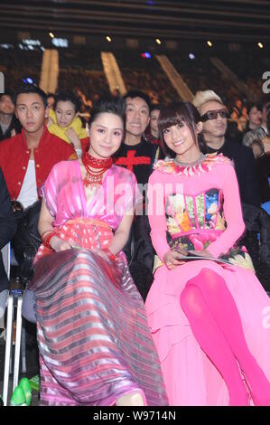 Gillian Chung (links) Charlene Choi (rechts) von der Hong Kong pop Gruppe Zwillinge Lächeln bei der Metro Welten Best Award in Hong Kong, China, 27. Dezember 2012. Stockfoto