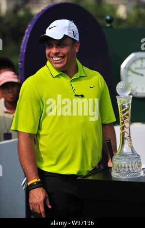 Der ehemalige Brasilianische Fußball-Superstar Ronaldo wirft mit der Champion Trophy während der Mission Hills World Celebrity Pro-Am-Turnier 2012 in Haiko Stockfoto