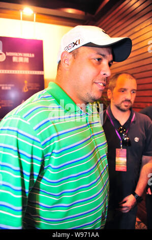 Der ehemalige Brasilianische Fußball-Superstar Ronaldo besucht eine Pressekonferenz für die Mission Hills World Celebrity Pro-Am-Turnier 2012 in der Stadt Haikou, Stockfoto