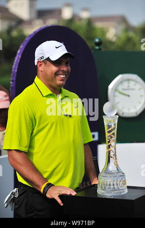 Der ehemalige Brasilianische Fußball-Superstar Ronaldo wirft mit der Champion Trophy während der Mission Hills World Celebrity Pro-Am-Turnier 2012 in Haiko Stockfoto