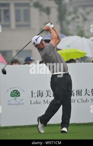 Graeme McDowell von Nordirland zweigt weg während der ersten Runde der BMW Masters Golf Turnier am See Malaren Golf Club in Shanghai, Kinn Stockfoto