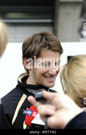 Schweizer F1 Fahrer Romain Grosjean der Lotus Team lächelt während einer Pressekonferenz in Shanghai, China, 13. April 2012. Stockfoto