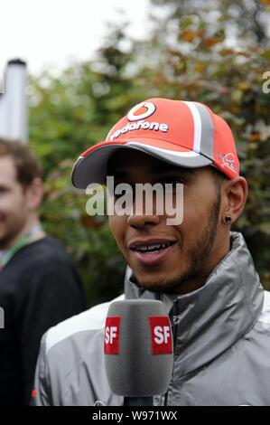 F1-Pilot Lewis Hamilton der McLaren Team spricht während einer Pressekonferenz in Shanghai, China, 13. April 2012. Stockfoto