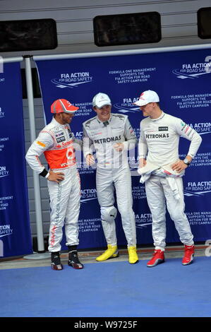 Deutschen F1-Fahrer Nico Rosberg (C) des Mercedes Team ist dargestellt mit britischen F1-Pilot Lewis Hamilton (L) des McLaren Teams und Deutschen F1-Treiber Stockfoto