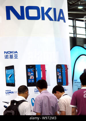 ---- Besucher versuchen, Nokia Smartphones während der Mobile Asia Expo 2012 in Shanghai, China, 21. Juni 2012. Nokia Corp., der nach Sur Stockfoto