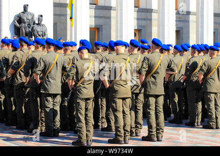 Streitkräfte der Ukraine, National Guard, Kiew. Soldaten der ukrainischen Armee in blaue Barette stehen im militärischen System auf Eid in der Nähe von Ober- Ra Stockfoto