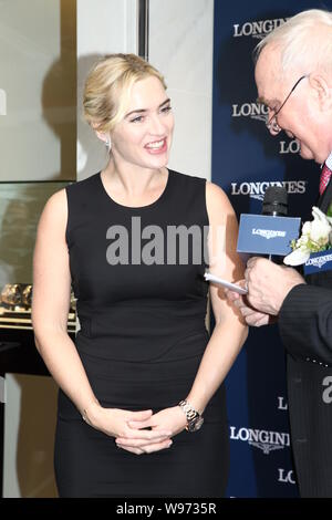 Die britische Schauspielerin Kate Winslet, Links, Vorträge während der Eröffnungsfeier der Flagship Store der Uhrenmarke Longines in Hongkong, China, 9. Dezember 20. Stockfoto