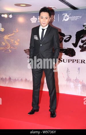 Chinesische Schauspieler Liu Ye wirft, wie er für die Premiere des Films kommt, das Letzte Abendmahl, in Hongkong, China, 19. Dezember 2012. Stockfoto