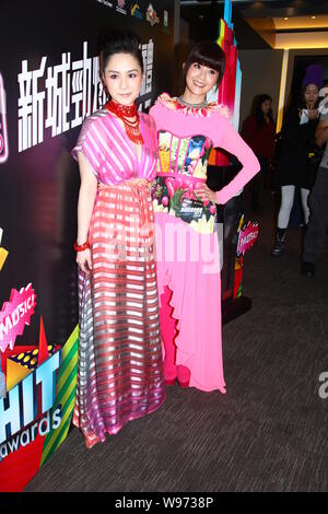 Gillian Chung (links) Charlene Choi (rechts) von der Hong Kong pop Gruppe Zwillinge pose bei der Metro Welten Best Award in Hong Kong, China, 27. Dezember 2012. Stockfoto