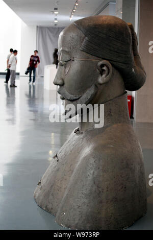 Eine Skulptur ist während der Ausstellung auf China-EU-Skulpturen, Dialog mit dem Kaiser Qins Krieger angezeigt, in Suzhou, Art Museum in Suzhou Stadt, e Stockfoto