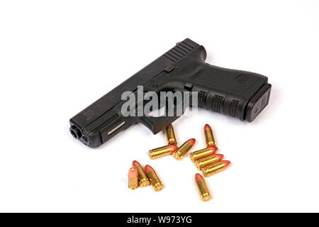 Glock 19 9 mm halbautomatische Hand gun mit einer Handvoll 9 mm Luger Munition Stockfoto