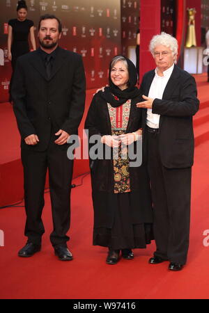 Die Mitglieder der Jury, von links, ungarischen Filmemachers Gyorgy Palfi, iranische Regisseurin Rakhshan Banietemad und der französische Regisseur Jean Jacques Annaud darstellen Stockfoto