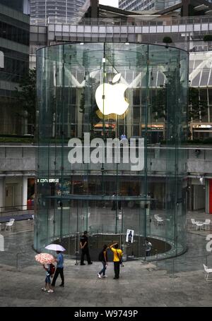 ---- Fußgänger vorbei an den Apple Store im Stadtteil Pudong in Shanghai, China, 27. Juni 2012. Apple hat mehr Retail Stores in Pennsylvania tha Stockfoto