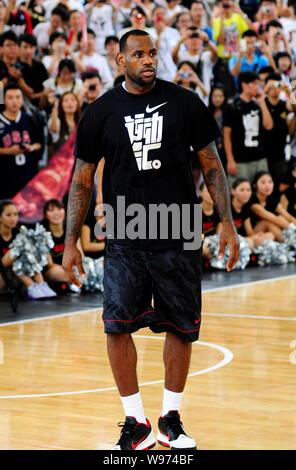 ------ NBA-Star LeBron James der Miami Heat wird dargestellt, an einem Basketball Trainingslager während seiner Reise nach China in Shanghai, China, 18. August 2011. Chec Stockfoto