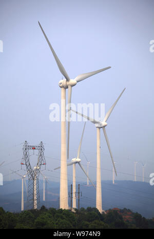 ---- Windenergieanlagen whirl Strom zu einem Windpark in Jiujiang Stadt zu generieren, East China Provinz Jiangxi, 23. Juli 2011. Das Commerce abweichen Stockfoto