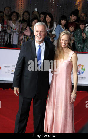 Kanadische Filmregisseur und Produzent James Cameron und seine Frau Suzy Amis sind abgebildet auf dem roten Teppich vor der Eröffnungsfeier für die 2 Beij Stockfoto