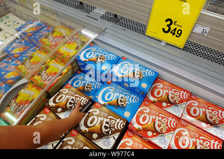 Eiscreme in einem Supermarkt Stockfoto