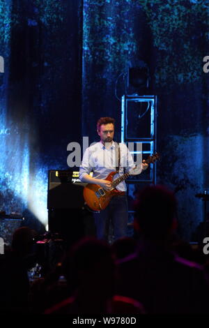 Ein Mitglied der irischen Band The Cranberries während eines Konzerts in Hongkong, China, 8. April 2012 führt. Stockfoto