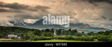 Wolken bauen über den alten Mann von Coniston im Süden Seen, Cumbria an einem Sommernachmittag. Von Blawith in Richtung Water Yeat und das Fell fotografiert. Stockfoto