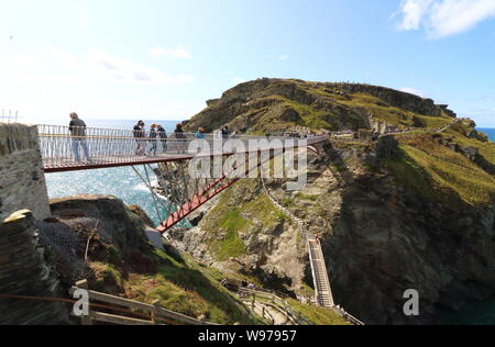 Tintagel, Cornwall, UK. 12 Aug, 2019. Blick auf das umstrittene neue Fußgängerbrücke re-Verbindung beider Hälften des Tintagel Castle zum ersten Mal in 500 Jahren, hat endlich geöffnet. Die mittelalterliche Burg an der Küste von Cornwall - lange gemunkelt, die Website von König Arthur's legendären Camelot zu sein - die ursprüngliche Brücke verloren irgendwann zwischen dem 15. und 16. Jahrhundert. Ein Sturm, der die kornischen Küste treffen verzögerte Eröffnung der Brücke. Credit: Keith Mayhew/SOPA Images/ZUMA Draht/Alamy leben Nachrichten Stockfoto