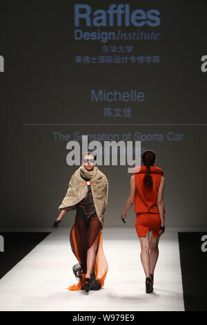 Modelle zeigen die neuen Kreationen von Studenten vom Raffles Design Institut für Donghua Universität auf einer Modenschau während der Shanghai Fashion Week Au Stockfoto