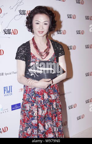 Chinesische transsexuelle moderne Tänzerin Jin Xing wirft mit Ventilator während der fashion Aktivität durch AD-Magazin in Peking, China statt, am 8. Juni 2012. Stockfoto