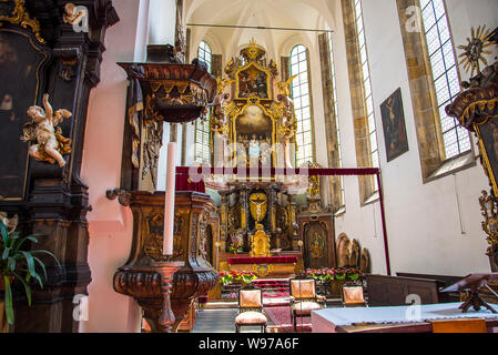 Die Kirche des Heiligen Geistes ist eine Katholische Pfarrkirche. Der gotische Bau wurde später im Barockstil umgebaut. Stockfoto