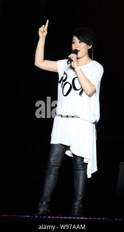 Taiwanesische Sänger Rene Liu führt bei einem Rock Records zum 30-jährigen Jubiläum Konzert in Hangzhou, China Zhejiang provinz, 21. Juli 2012. Stockfoto