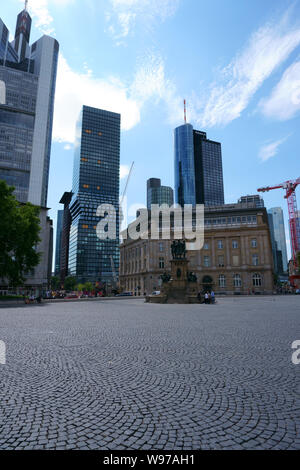 Frankfurt, Deutschland - Juli 06, 2019: Der rossmarkt mit Fußgängern und Passanten an der Johannes-Gutenberg-Denkmal mit Springbrunnen am Juli 06, 2019 in Stockfoto