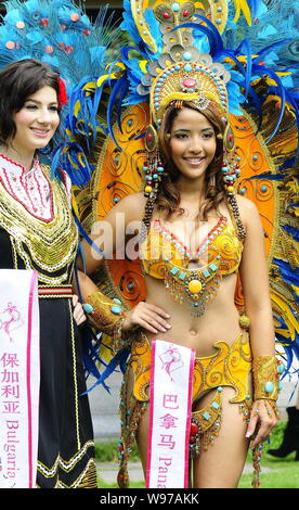 Teilnehmer der Miss Ökotourismus Welt Wettbewerb 2012 Stellen bei einem Besuch in der ehemaligen Residenz des Ganxi (Xi Nan Li) in Nanjing City, East China Stockfoto