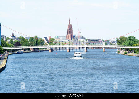 Der Blick über den Main in Frankfurt mit der Kathedrale und der Altstadt im Hintergrund. Stockfoto