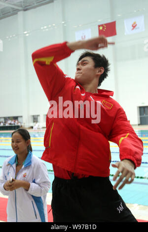 Chinesische Doppel schwimmen Olympische Goldmedaillenträger Sun Yang feiert Sieg nach der Teilnahme die mens 4 x 100 m Freistilstaffel, die sich in der 9. Nationalen Univ Stockfoto