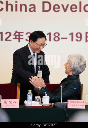Iwf (Internationaler Währungsfonds) Geschäftsführer Christine Lagarde, rechts, grüßt China Finanzminister Xie Xuren an der China Entwicklung für Stockfoto