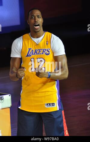 NBA-Star Dwight Howard von Los Angeles Lakers stellt bei einer Aktivität während seiner Reise nach China in Shanghai, China, 29. August 2012. Stockfoto