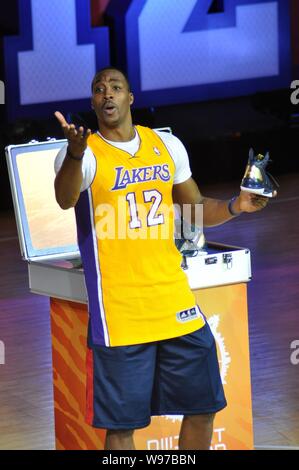 NBA-Star Dwight Howard von Los Angeles Lakers stellt bei einer Aktivität während seiner Reise nach China in Shanghai, China, 29. August 2012. Stockfoto