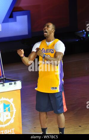 NBA-Star Dwight Howard von Los Angeles Lakers stellt bei einer Aktivität während seiner Reise nach China in Shanghai, China, 29. August 2012. Stockfoto