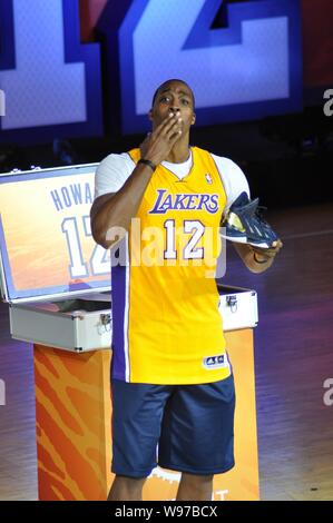 NBA-Star Dwight Howard von Los Angeles Lakers stellt bei einer Aktivität während seiner Reise nach China in Shanghai, China, 29. August 2012. Stockfoto