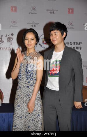 Koreanische Schauspielerin Han Ga-in und Schauspieler Lee Je-hun (R) Pose auf der Pressekonferenz für ihren neuen Film, Architektur 101, während der Shanghai 15. Stockfoto