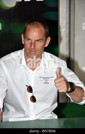 Ehemalige niederländische Fußball-Star Ronald de Boer stellt bei einer Werbeveranstaltung während der UEFA Champions League Trophy Tour 2012 in Shanghai, China, 7. April 201 Stockfoto