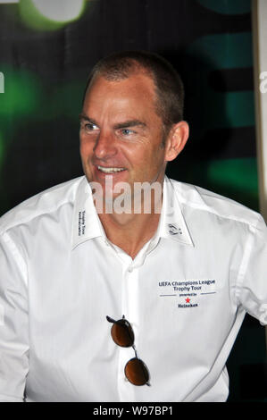 Ehemalige niederländische Fußball-Star Ronald de Boer stellt bei einer Werbeveranstaltung während der UEFA Champions League Trophy Tour 2012 in Shanghai, China, 7. April 201 Stockfoto